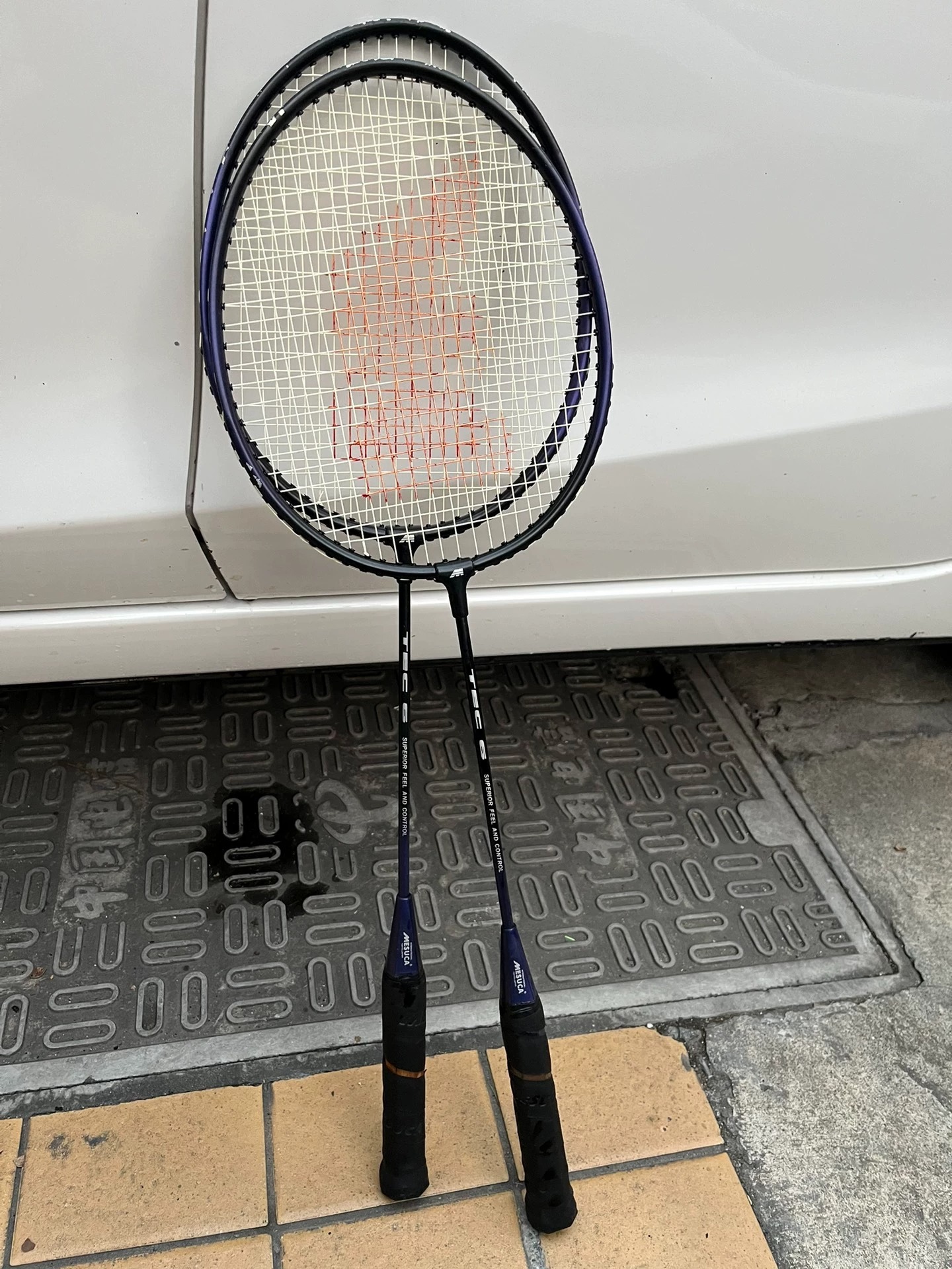 包邮转让两块羽毛球拍，业余羽毛球拍，适合新手及日常锻炼和运动，非专业球拍，个人一手羽毛球拍，仅此两块，售出后无法退换，介意者慎拍，两块一起打包发货，标价为打包价